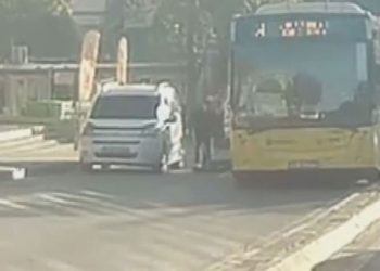 Scooter faciası: Otobüsün altında kaldı