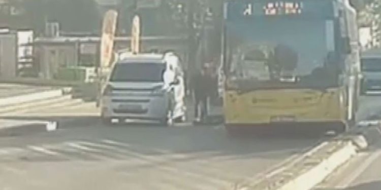 Scooter faciası: Otobüsün altında kaldı