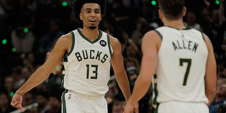 Son şampiyon Bucks, sezona galibiyetle başladı