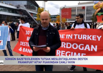 Sürgün gazeteciler, Frankfurt Kitap Fuarı’nda ‘tutsak’ arkadaşları için yürüdü
