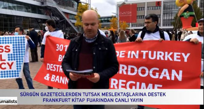 Sürgün gazeteciler, Frankfurt Kitap Fuarı’nda ‘tutsak’ arkadaşları için yürüdü