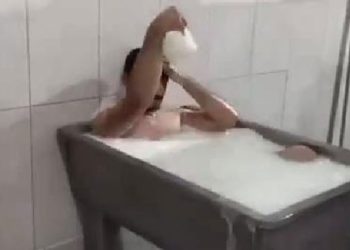 Süt banyosundan beraat etti, dava açmaya hazırlanıyor