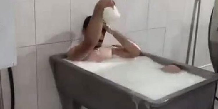 Süt banyosundan beraat etti, dava açmaya hazırlanıyor