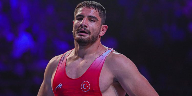 Taha Akgül Dünya Güreş Şampiyonası'nda yarı finale çıktı