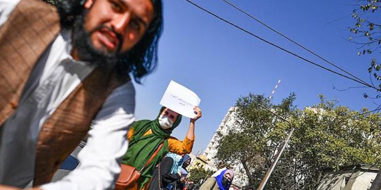 Taliban Kabil'de kadınların eylemini takip eden gazetecilere saldırdı