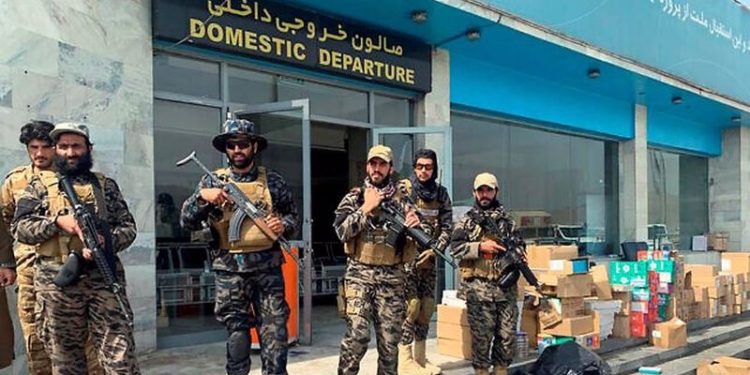 Taliban: Önceki yöneticiler de dahil yurt dışına gitmek isteyen herkese pasaport vereceğiz