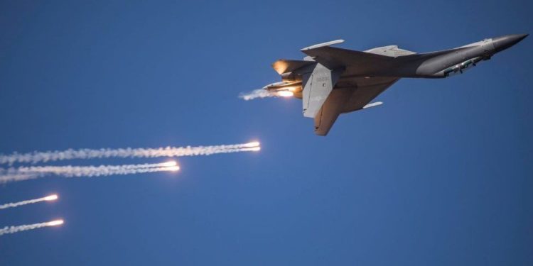 Tayvan, Çin ordusuna ait 38 uçağın hava savunma tanımlama bölgesine girdiğini bildirdi