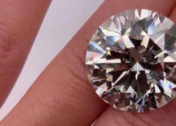 Temizlik sırasında evde 2.7 milyon dolarlık elmas yüzük buldu