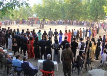 Ulusal kıyafetlerle görsel şölene dönen düğünler