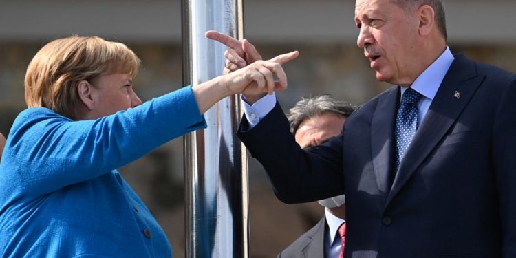 Uluslararası ajanslar flaş haber geçti: Erdoğan 10 ülkenin büyükelçisini sınır dışı etmekle tehdit etti