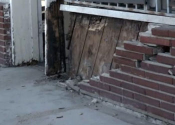 Yayaları ezmek isterken duvara çarpan ABD'li dövülerek öldürüldü