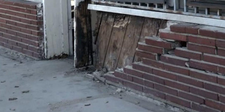 Yayaları ezmek isterken duvara çarpan ABD'li dövülerek öldürüldü