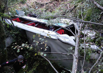 Yolcu otobüsü 150 metreden dereye yuvarlandı: Ölü ve yaralılar var