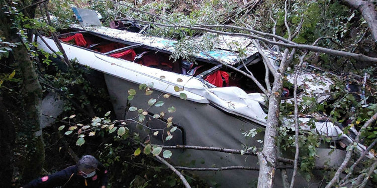 Yolcu otobüsü 150 metreden dereye yuvarlandı: Ölü ve yaralılar var