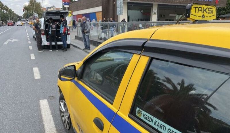 Yolcu seçen taksici: Taksim Meydan’da 50 Euro’ya yolcu taşıyorlar