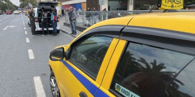 Yolcu seçen taksici: Taksim Meydan’da 50 Euro’ya yolcu taşıyorlar