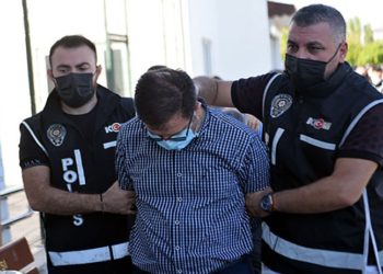 Yolsuzluktan tutuklanan milli eğitim müdürü 1 kilo altınla kaçarken yakalandı