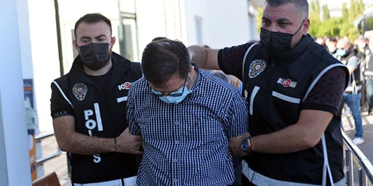 Yolsuzluktan tutuklanan milli eğitim müdürü 1 kilo altınla kaçarken yakalandı