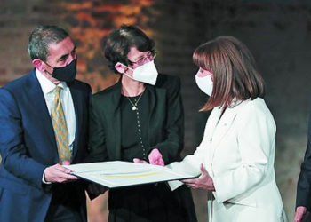 Yunanistan Cumhurbaşkanı, Uğur Şahin ile Özlem Türeci'ye 'İmparatoriçe Theophano' ödülünü verdi