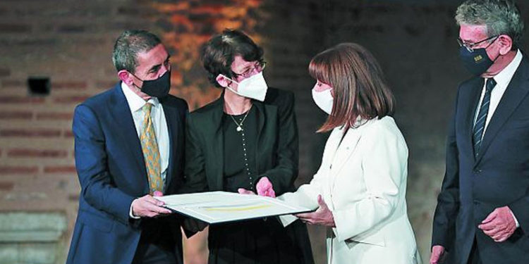 Yunanistan Cumhurbaşkanı, Uğur Şahin ile Özlem Türeci'ye 'İmparatoriçe Theophano' ödülünü verdi