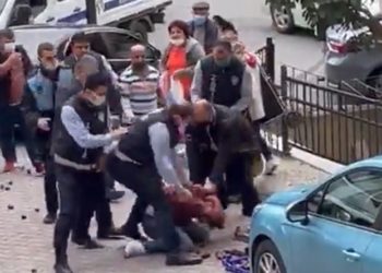 Zabıtalar, meyve satan genci öldüresiye dövdü