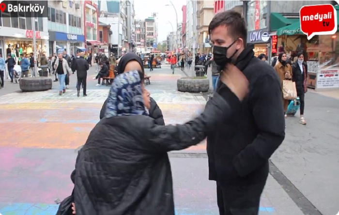 Zamlara isyan eden yaşlı kadından ‘2 yıldır işsizim ama her şey yolunda’ diyen AKP’liye: ‘Yürü lan çakal yürü’