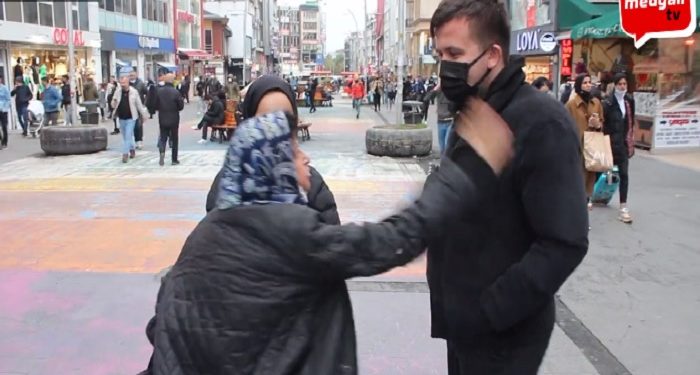 Zamlara isyan eden yaşlı kadından ‘2 yıldır işsizim ama her şey yolunda’ diyen AKP’liye: ‘Yürü lan çakal yürü’