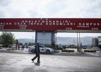 Kursiyer teğmenler eğitime çağrıldılar, darbeye katılmakla suçlandılar ve generallerle aynı cezayı aldılar