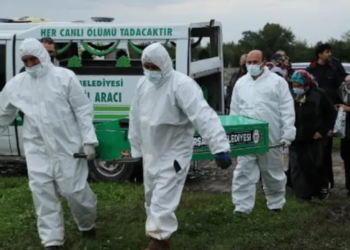 İki kardeş 15 dakika arayla Koronavirüs nedeniyle hayatını kaybetti