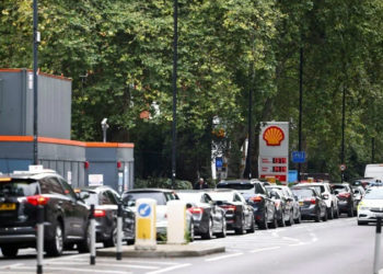 İngiltere'de benzin istasyonlarındaki akaryakıt tedarik sorunu sürüyor