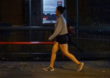 İngiltere'de kadınların güvenli bir şekilde eve gittiğini takip edecek uygulama gündemde