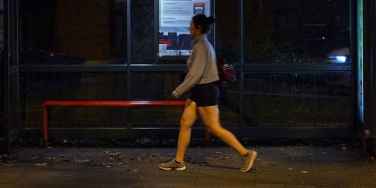 İngiltere'de kadınların güvenli bir şekilde eve gittiğini takip edecek uygulama gündemde