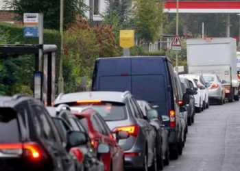 İngiltere'de ordu, benzin istasyonlarına akaryakıt dağıtımına Pazartesi başlıyor