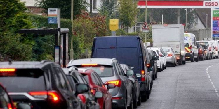 İngiltere'de ordu, benzin istasyonlarına akaryakıt dağıtımına Pazartesi başlıyor