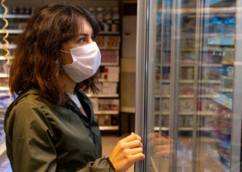 İngiltere'de pandemi önlemlerinin sıkılaştırması için çağrılar artıyor
