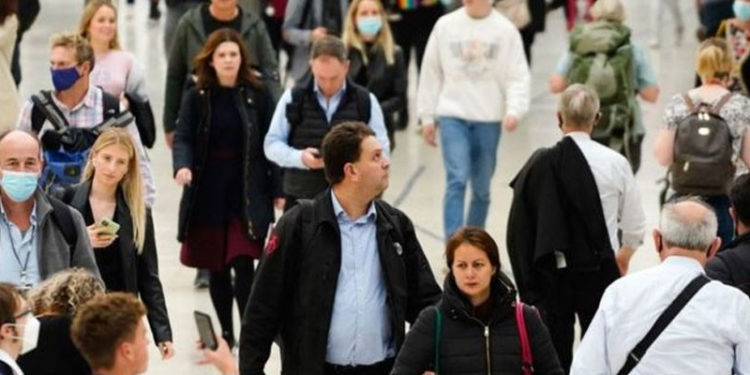 İngiltere'de sağlık çalışanlarından hükümete "Kış aylarında krizden kaçınmak için acil ek önlem alın" çağrısı