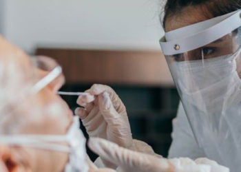 İngiltere'de yaklaşık 43.000 kişinin negatif sonuçlanan Covid-19 testlerinin hatalı olduğu ortaya çıktı