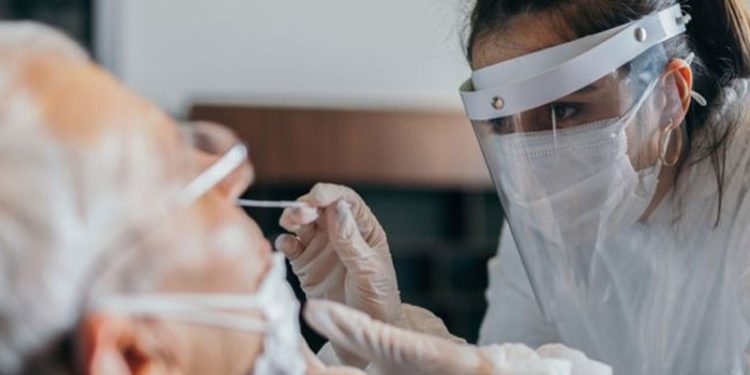 İngiltere'de yaklaşık 43.000 kişinin negatif sonuçlanan Covid-19 testlerinin hatalı olduğu ortaya çıktı