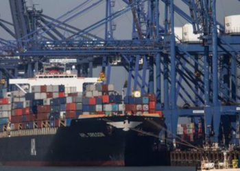 İngiltere'nin en büyük ticari limanı Felixstowe'a konteynerler yığıldı, gemiler başka yerlere yönlendiriliyor