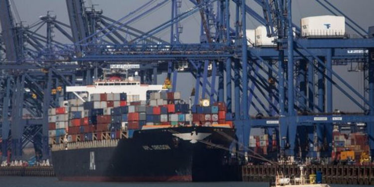 İngiltere'nin en büyük ticari limanı Felixstowe'a konteynerler yığıldı, gemiler başka yerlere yönlendiriliyor