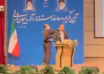 İran'da valiye yemin töreninde tokatlı saldırı