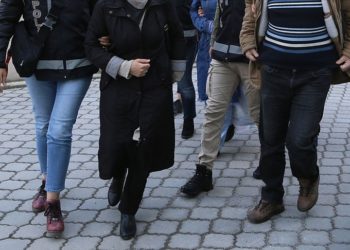 İzmir: 1 öğretmen, 3 ebe, 1 Kur’an kursu öğreticisi.. 32 kadına daha gözaltı