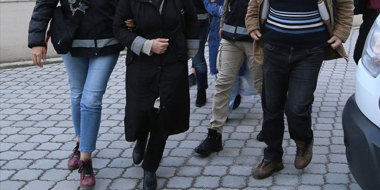 İzmir: 1 öğretmen, 3 ebe, 1 Kur’an kursu öğreticisi.. 32 kadına daha gözaltı
