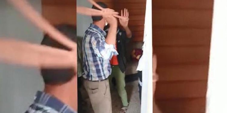 İşten ayrılmak istediğini söyleyen çırağı hortumla dövdü