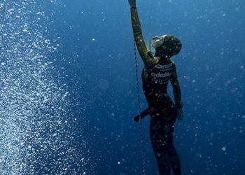 Şahika Ercümen Cumhuriyet'in 98'inci yılına ithafen 100 metreye dalarak dünya rekoru kırdı