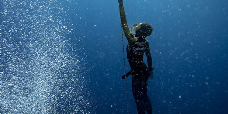 Şahika Ercümen Cumhuriyet'in 98'inci yılına ithafen 100 metreye dalarak dünya rekoru kırdı