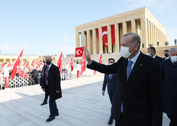 ‘Akreditasyon’ tepkisi: Gerçi deve de ‘Nerem doğru ki?’ diyor… 