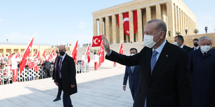 ‘Akreditasyon’ tepkisi: Gerçi deve de ‘Nerem doğru ki?’ diyor… 