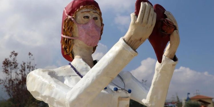 ‘Hakaret’ gibi sağlık çalışanı heykeli