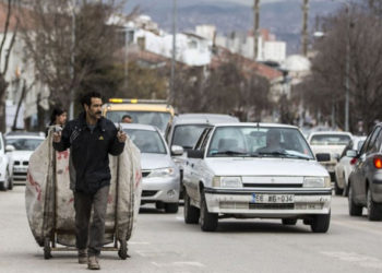 ‘Kağıt toplamak yasak’ denildi…Geri dönüşüm işçileri yine gözaltına alındı